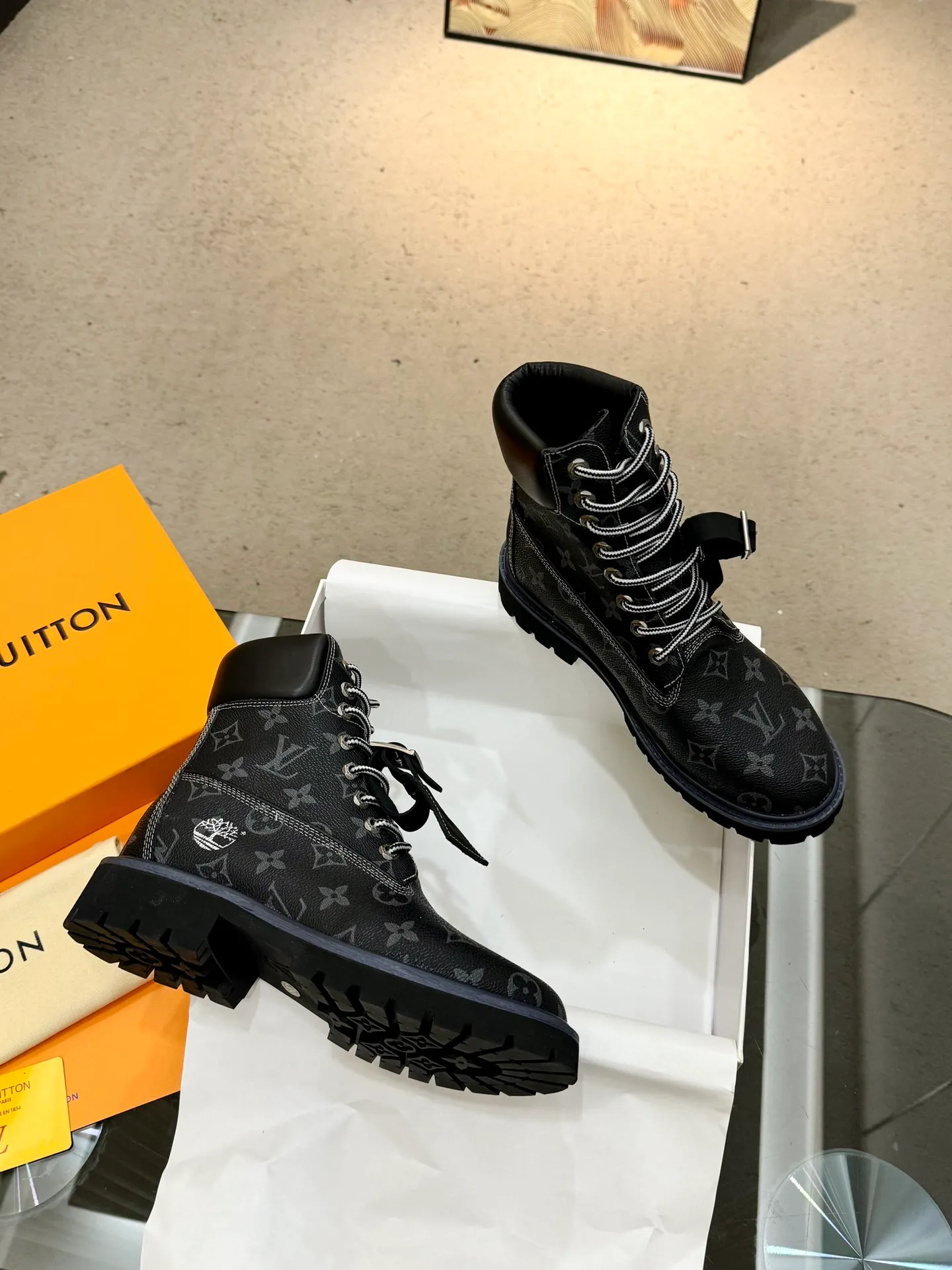 👟👟Ex-factory price 560👟👟 Men's size +20 Top version: 🏆Louis Vuitton x Timberland co-branded Via Instagram Lv ²⁰²4𝐬𝐬 Early autumn Timberland rhubarb boots worn by many stars 💯Multiple sets of outfits, autumn and winter limited edition👊 It is very difficult to buy at counters. This will be the first explosive version to detonate early autumn. It is worthy of having a unique fashion trend leading style. It is highly recommended to buy. Fabric: first layer nubuck leather. Lining: cowhide lining. Outsole: two-color rubber (sole thickness 5cm). Size: Female 35-41 (41 customized) Male 39-45 (45 customized)